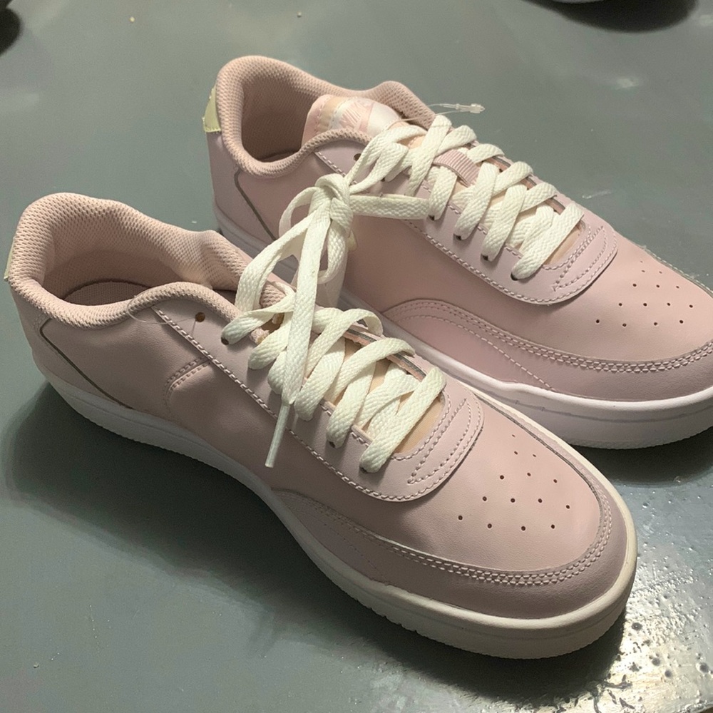 Color: pink, white